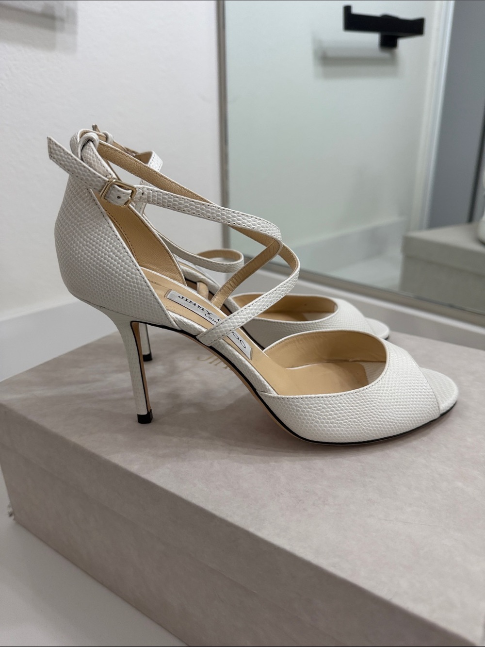 Jimmy Choo Esmy 85.
Color latte
Worn once
Original box and shoe bag - Picture 3 of 4